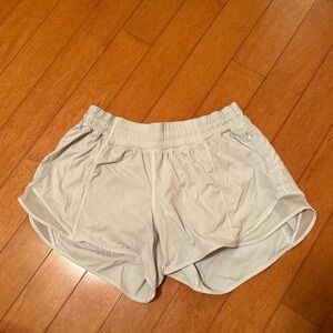 white size 8 lululemon hotty hot 4” short